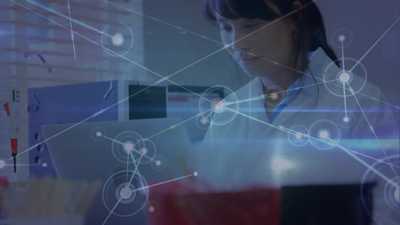 실험실 기술자 가 혈액 은행 의 노트북 에 주의 를 기울이고 있다