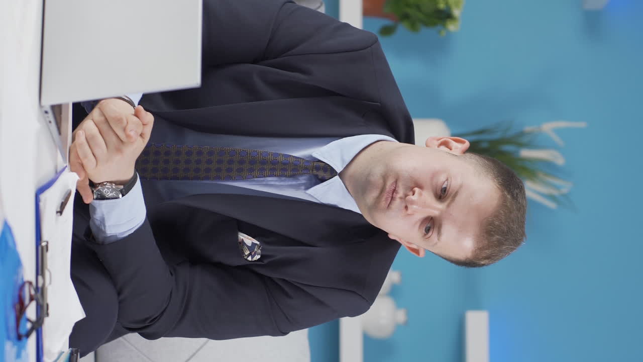 우울하고 불행한 홈 오피스 근로자의 수직 비디오.