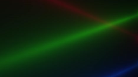 rayos de reflectores azules, rojos y verdes brillantes en el escenario