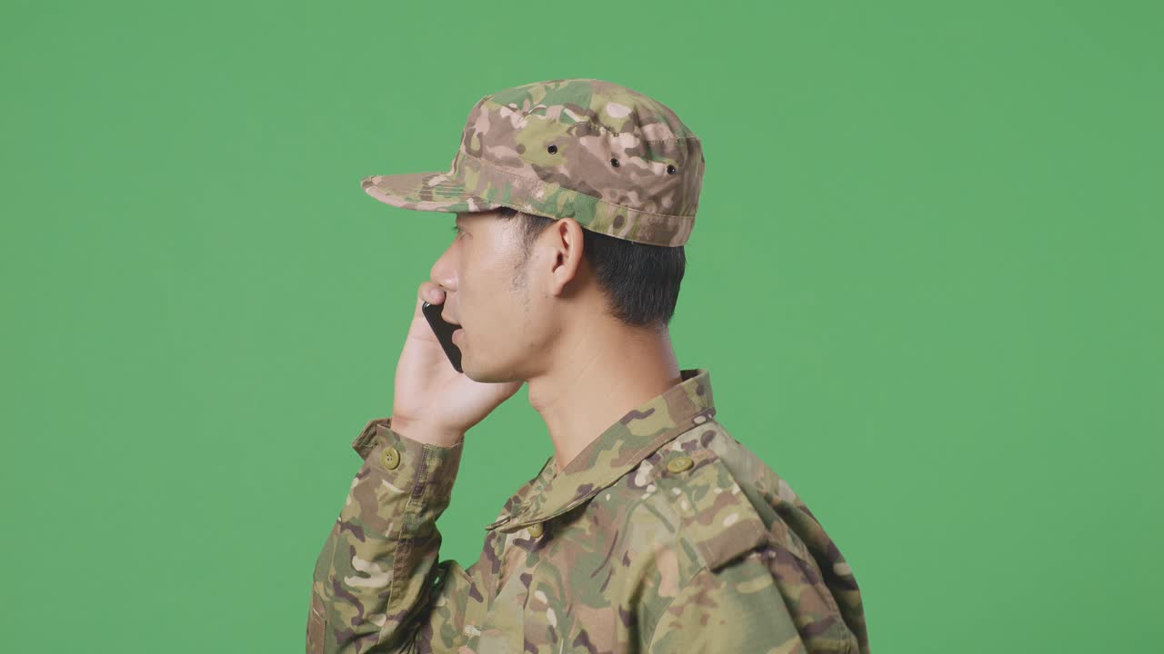 전화로 얘기하는 군인