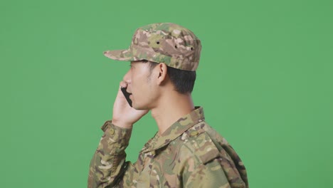 soldado hablando por teléfono.