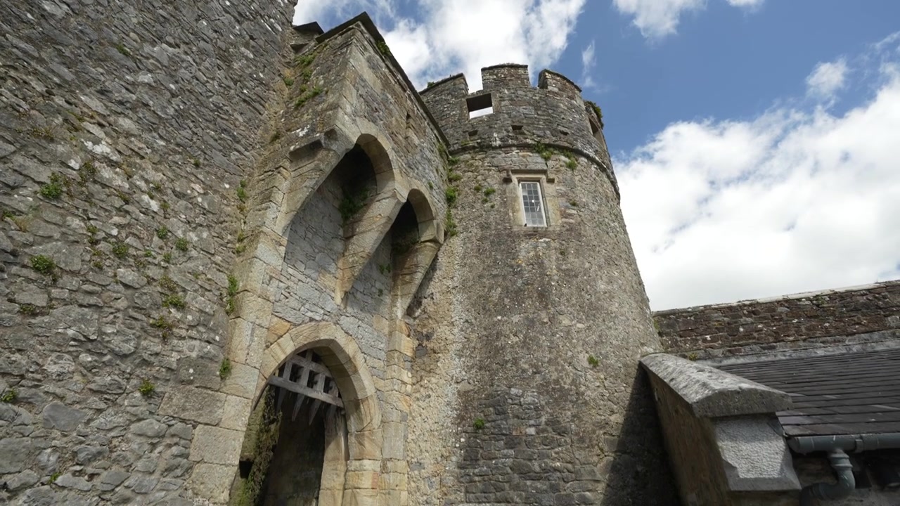 Castello di Cahir, Irlanda, Mura e Portone a Saracinesca di Fortificazione Medievale e Attrazione Turistica