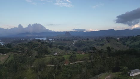 Vista-Aérea-Desde-Un-Dron-De-La-Piedra-Del-Penol-Y-El-Embalse-De-Guatapé-Cerca-De-Medellín,-Antioquia,-Colombia