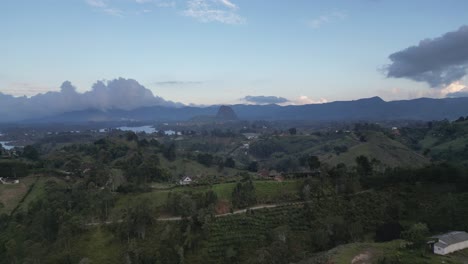 vista aérea desde un dron de la piedra del penol y el embalse de guatapé cerca de medellín, antioquia, colombia