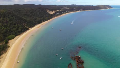 Naufragios-De-Tangalooma-Frente-A-La-Costa-De-La-Isla-De-Moreton,-Australia,-Revelación-Aérea-Alta