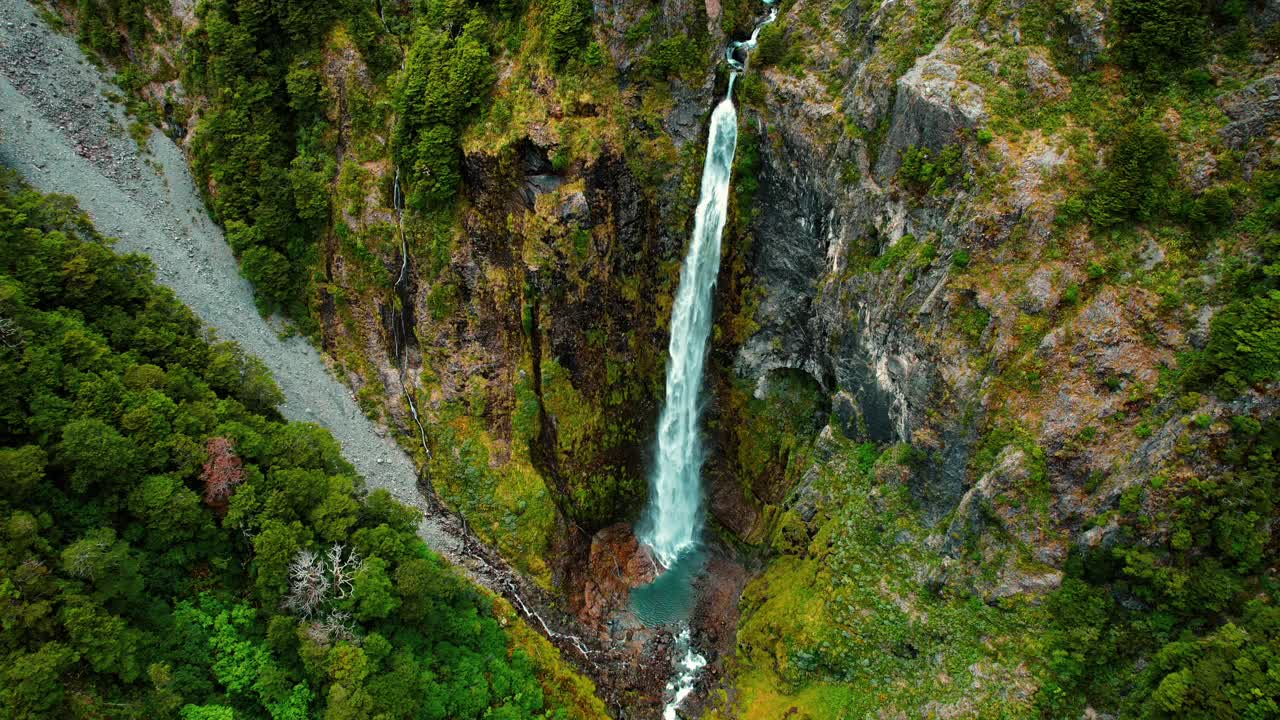 Nový Zéland: Letecký záběr dronem vodopádu Devil’s Punchbowl, kamera panorámuje dolů