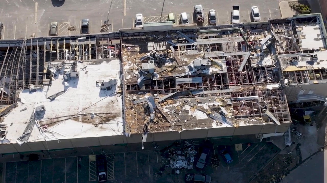 Centro comercial em Little Rock, Arkansas, danificado por tornado em 31 de março de 2023, com vídeo de drone acima movendo-se da esquerda para a direita.