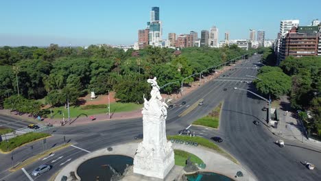 Bella-Toma-Del-Monumento-A-Los-Españoles-Con-Un-Espléndido-Parque-Verde,-Algunas-Avenidas-Y-El-Horizonte