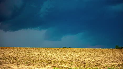 Timelapse-De-Tormenta-Severa-Que-Se-Desarrolla-Sobre-Tierras-De-Cultivo