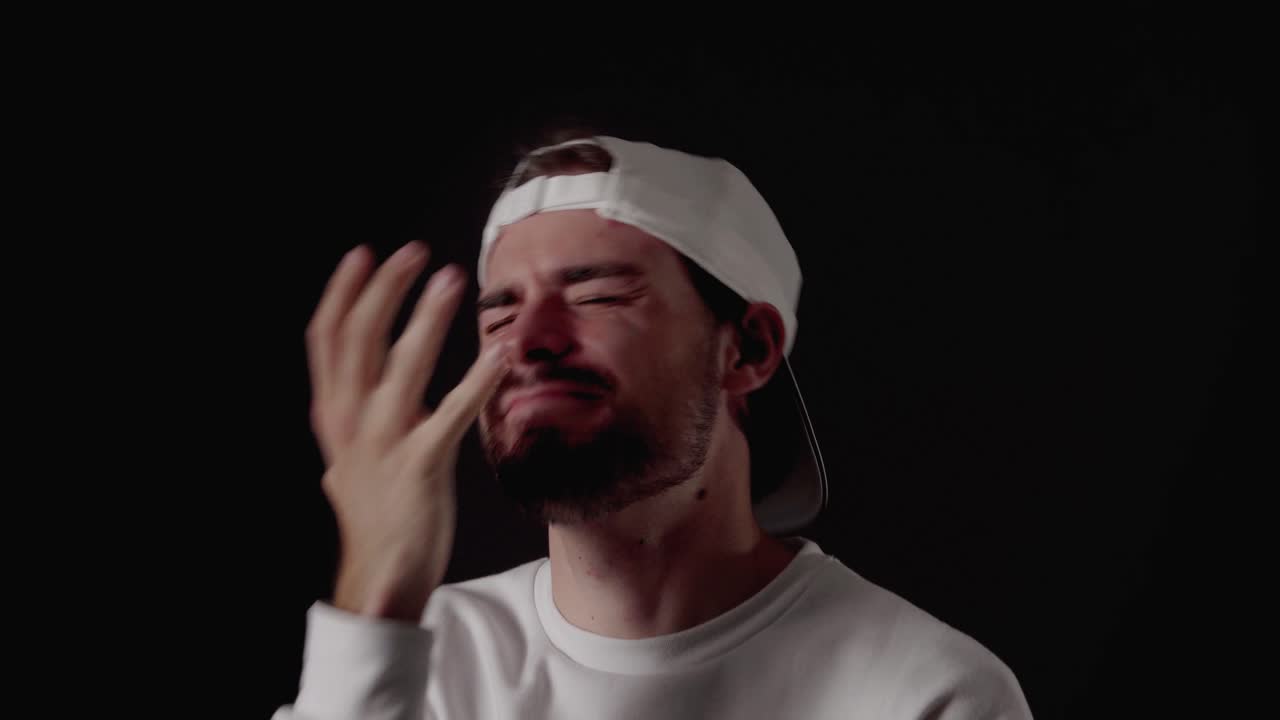 hombre de moda de los años 20 sacudiendo la cabeza dando extremo facepalm, cerca, fondo negro