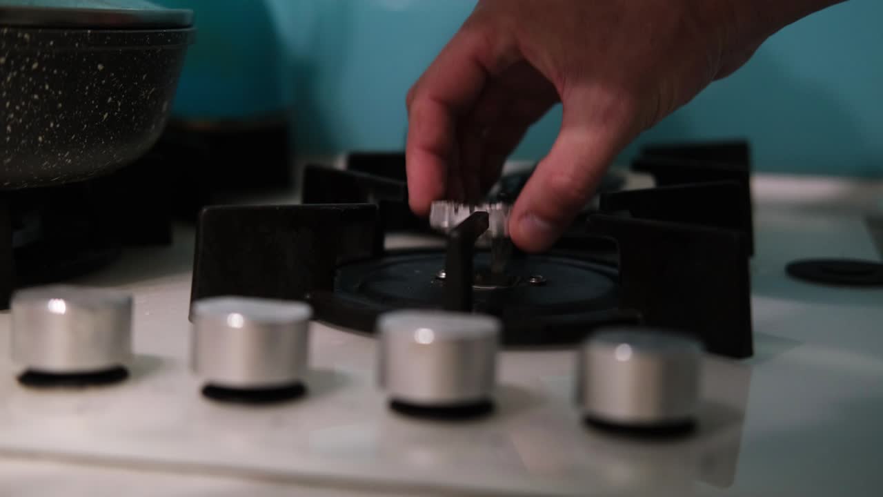 주방 스토브에서 가스 버너를 켜면, 가스는 스토브의 작은 편안함에서 잘 타지 않습니다. - 유럽에서 가스 소비의 개념 - 가스를 절약합니다.