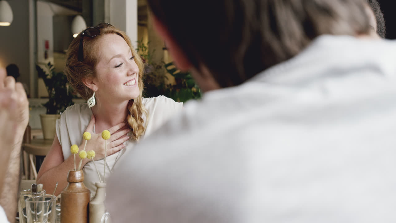 슬로우 모션으로 축하하는 친구들의 그룹 행복한 파티 웃는 웃는