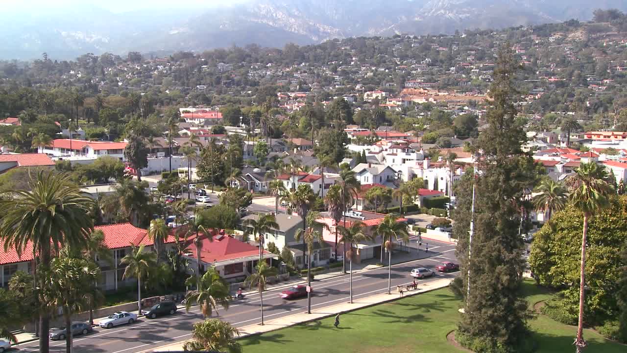 una vista de ángulo alto sobre santa barbara california 3