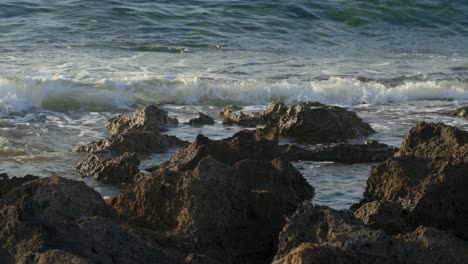 Hermosas-Olas-Golpeando-Rocas-Negras