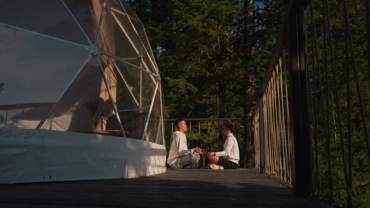 파트너는 플링에서 바닥에서 요가 기법을 사용합니다. 젊은 남녀는 생각을 고치고 강화하기 위해 양심적으로 요가 방법을 사용합니다.