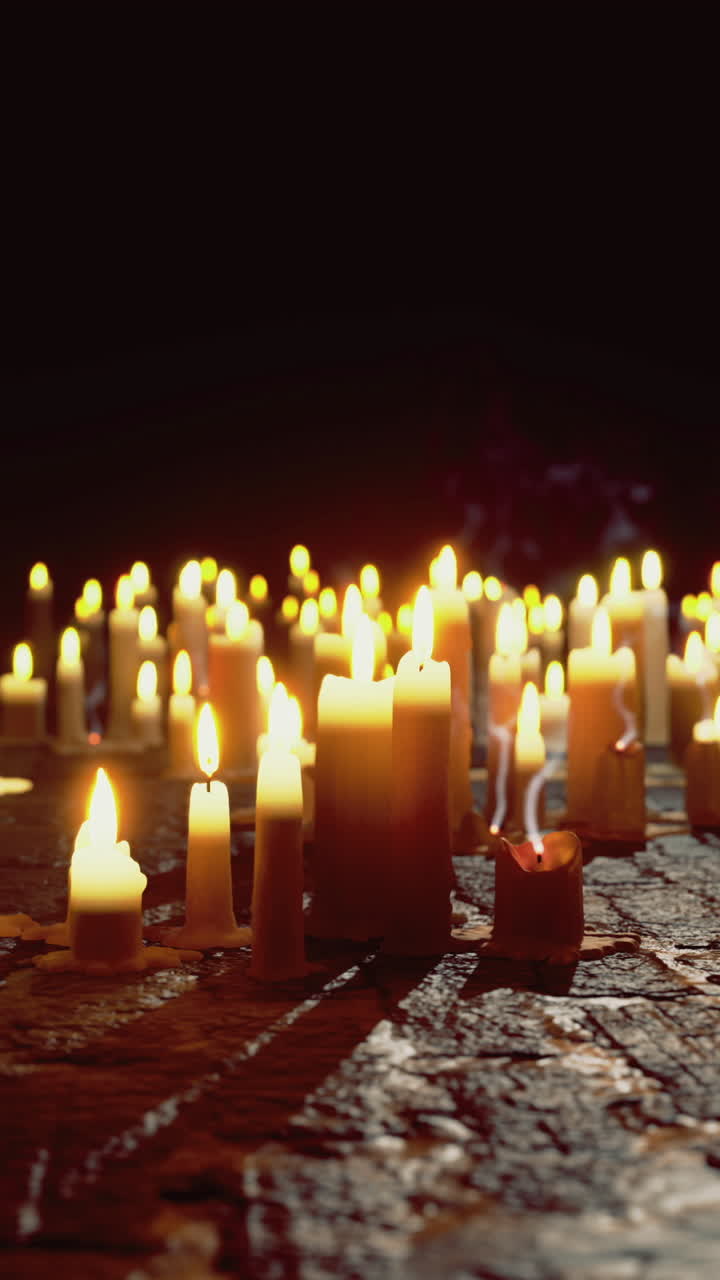 Le candele illuminano uno spazio scarsamente illuminato, creando un'atmosfera calda e invitante