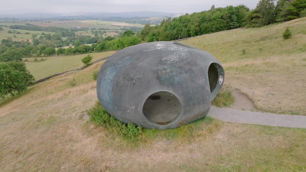 Atom Panopticon, Wycoller, Pendle, Lancashire, Iso-Britannia. Rakennelman ympärillä tuulisissa olosuhteissa, näyttäen laajemman laakson ja maaseudun.
