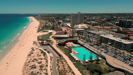 Vista-Orbital-Sobre-La-Playa-Y-La-Piscina-De-Scarborough,-Perth,-Australia