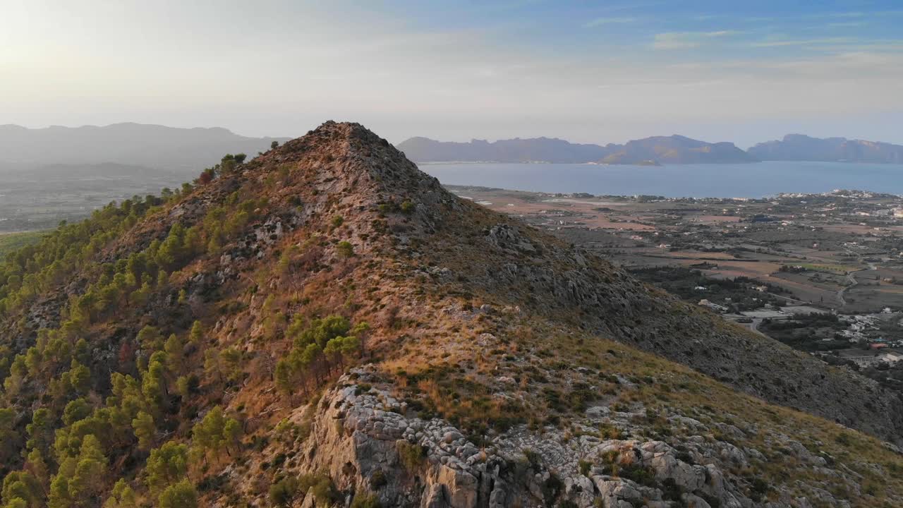 Spettacolare vista aerea, in alto sulle montagne di Maiorca, Spagna.