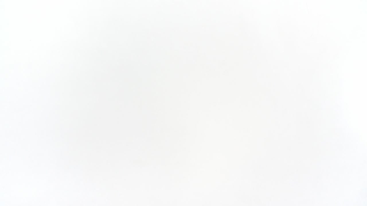 botellas de plástico trituradas aisladas sobre un fondo blanco