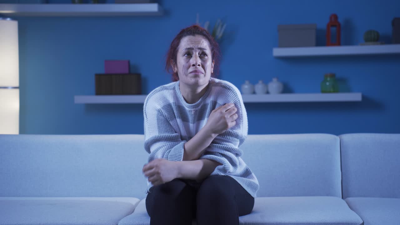 una mujer desesperada con las manos sobre la cabeza, deprimida.