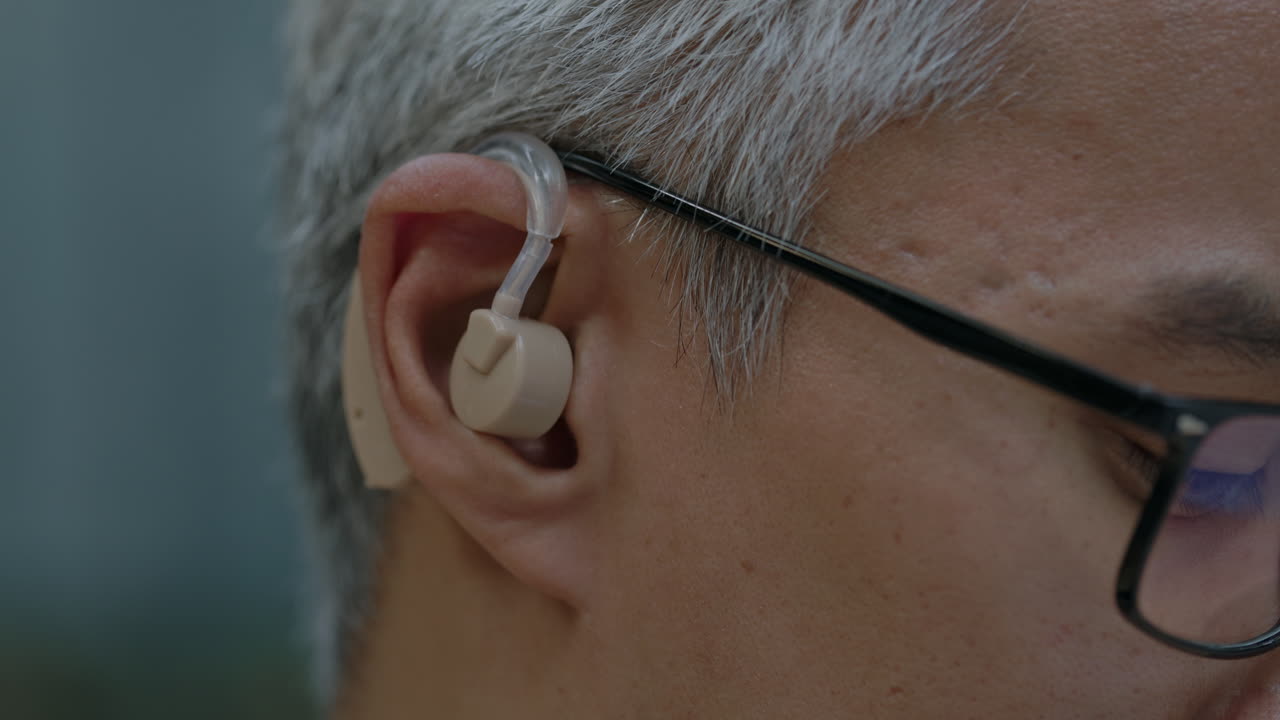 Primo piano di una persona che indossa un apparecchio acustico
