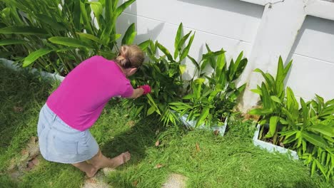mujer jardinería y limpieza del patio