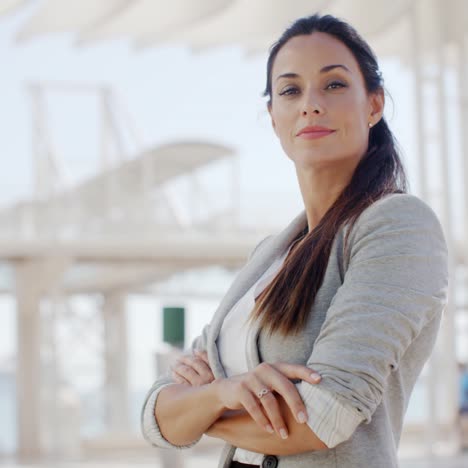 mujer elegante sonriente mirando hacia abajo a la cámara