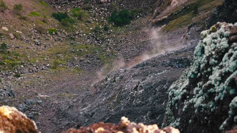 Humos-Sulfúricos-En-El-Terreno-Rocoso-Del-Vesubio,-Nápoles,-Italia