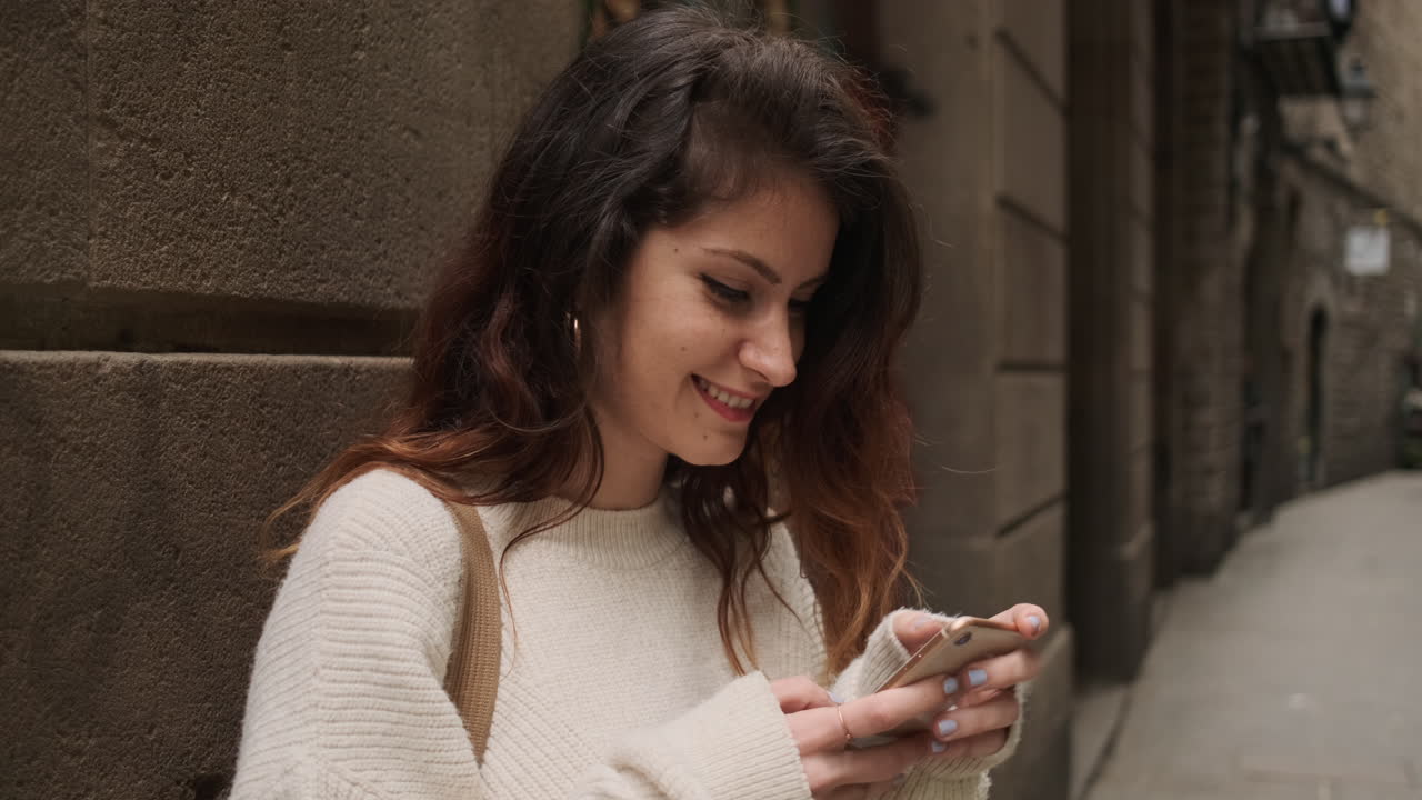 joven usando un teléfono inteligente en la calle