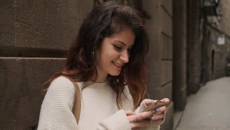 Mujer-Joven-Usando-Un-Teléfono-Inteligente-En-La-Calle