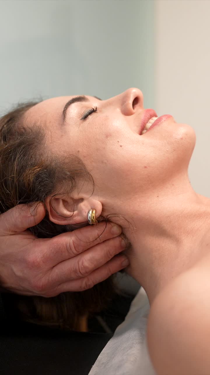 Primo piano di donna che riceve un massaggio al collo o un aggiustamento chiropratico