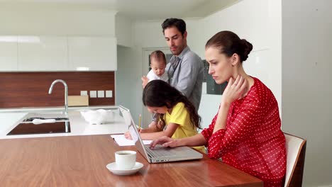 Glückliche-Familie-In-Der-Küche