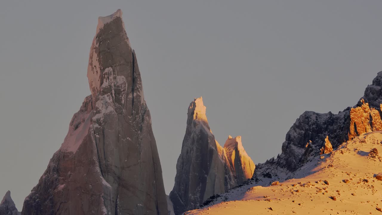 파타고니아 안데스 산맥에 있는 세로 토레 (cerro torre) 와 에거 (egger) 산꼭대기의 정적 뷰로 확대, 아르헨티나 엘차르테네 (el chaltén)