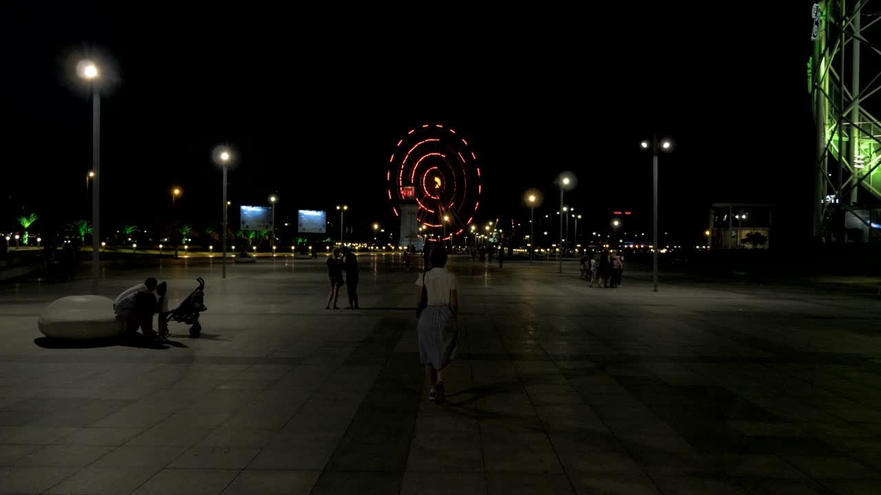 밤에 도시 바투미, 조지아에 있는 페리스