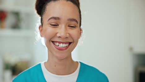 rosto, sorriso e uma enfermeira em um assistido