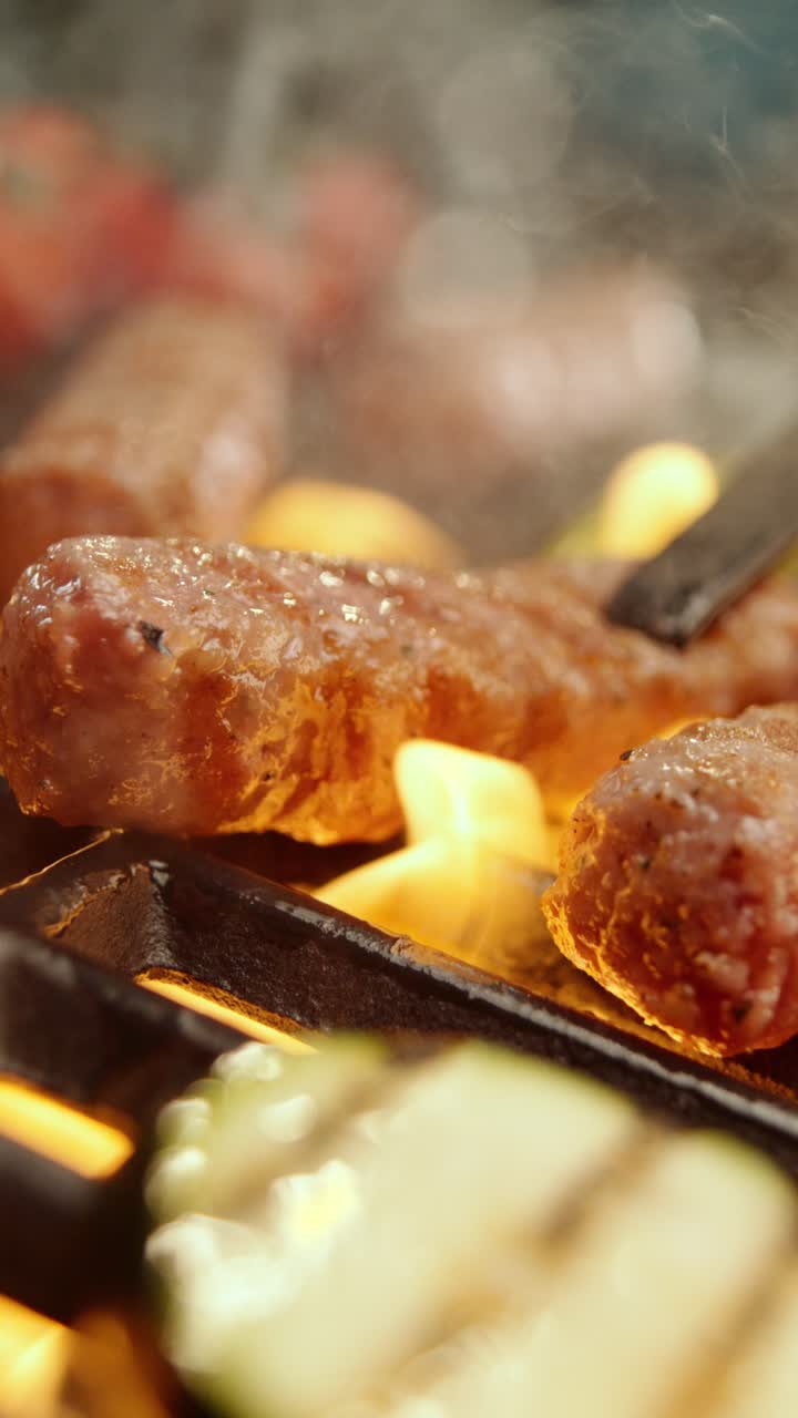 그릴에 있는 소시지