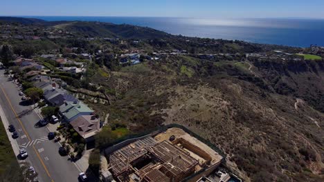 vista aérea de un nuevo sitio de construcción en la ladera de la playa laguna