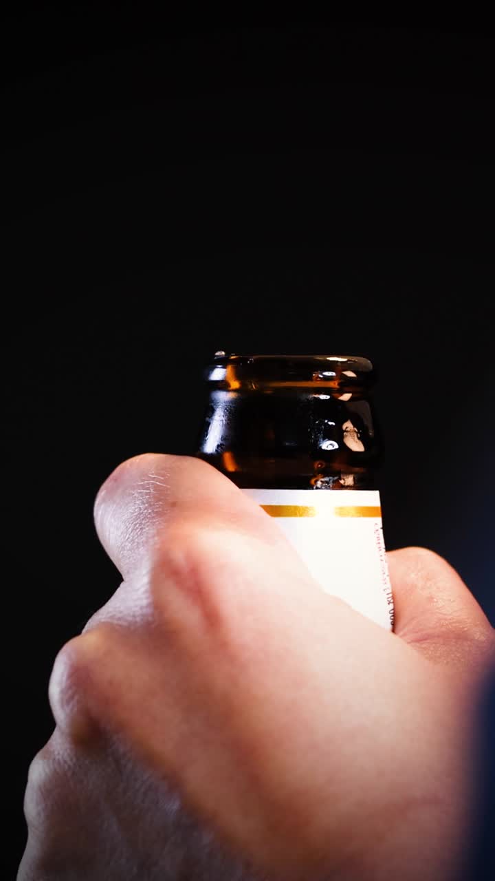 손으로 맥주 병을 열고 병을 열기