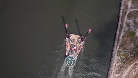 un buque de apoyo en alta mar está viajando actualmente desde el océano atlántico hacia el puerto de lagos