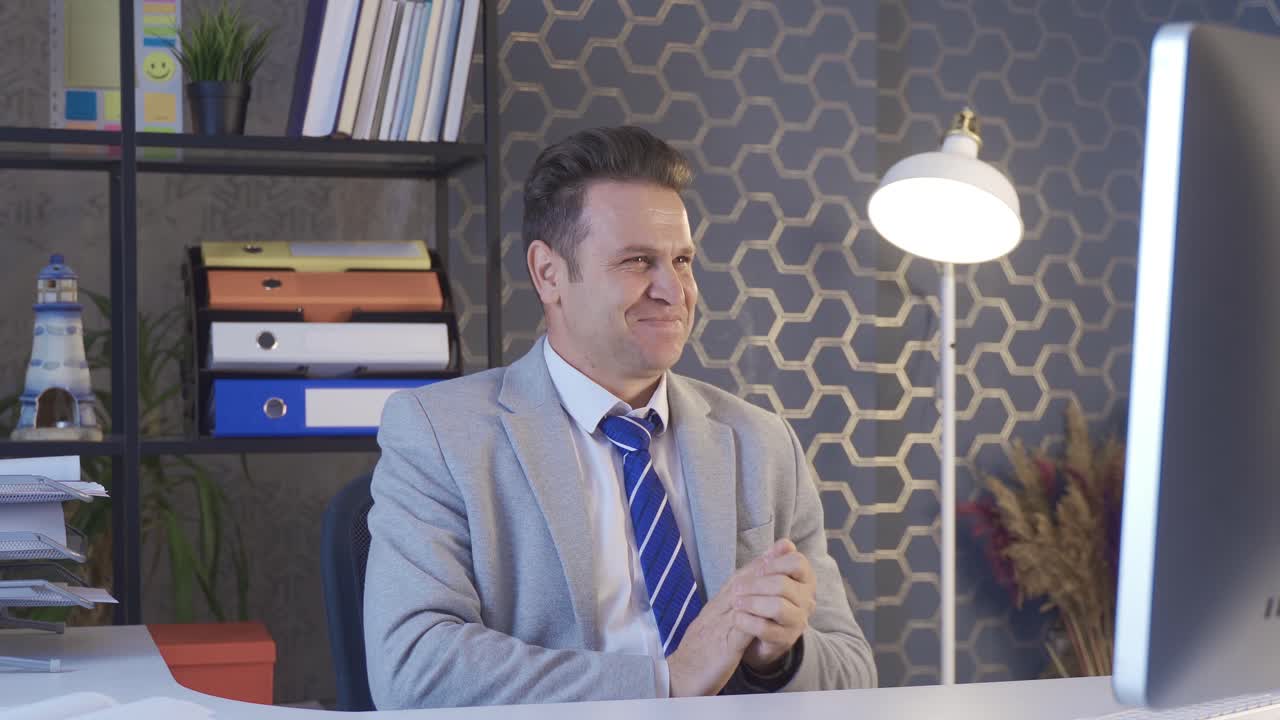 trabajador de oficina regocijándose y aplaudiendo.