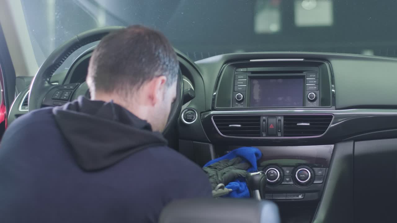 전문적인 자동차 청소. 샤워. 인테리어 세부 사항. 자동차 인테리어를 건조 청소 및 세부 사항; 깊은 좌석 청소; 자동차 세탁에서 거품을 는; 먼지에서 자동차 패널을 청소하는; 진공청소기