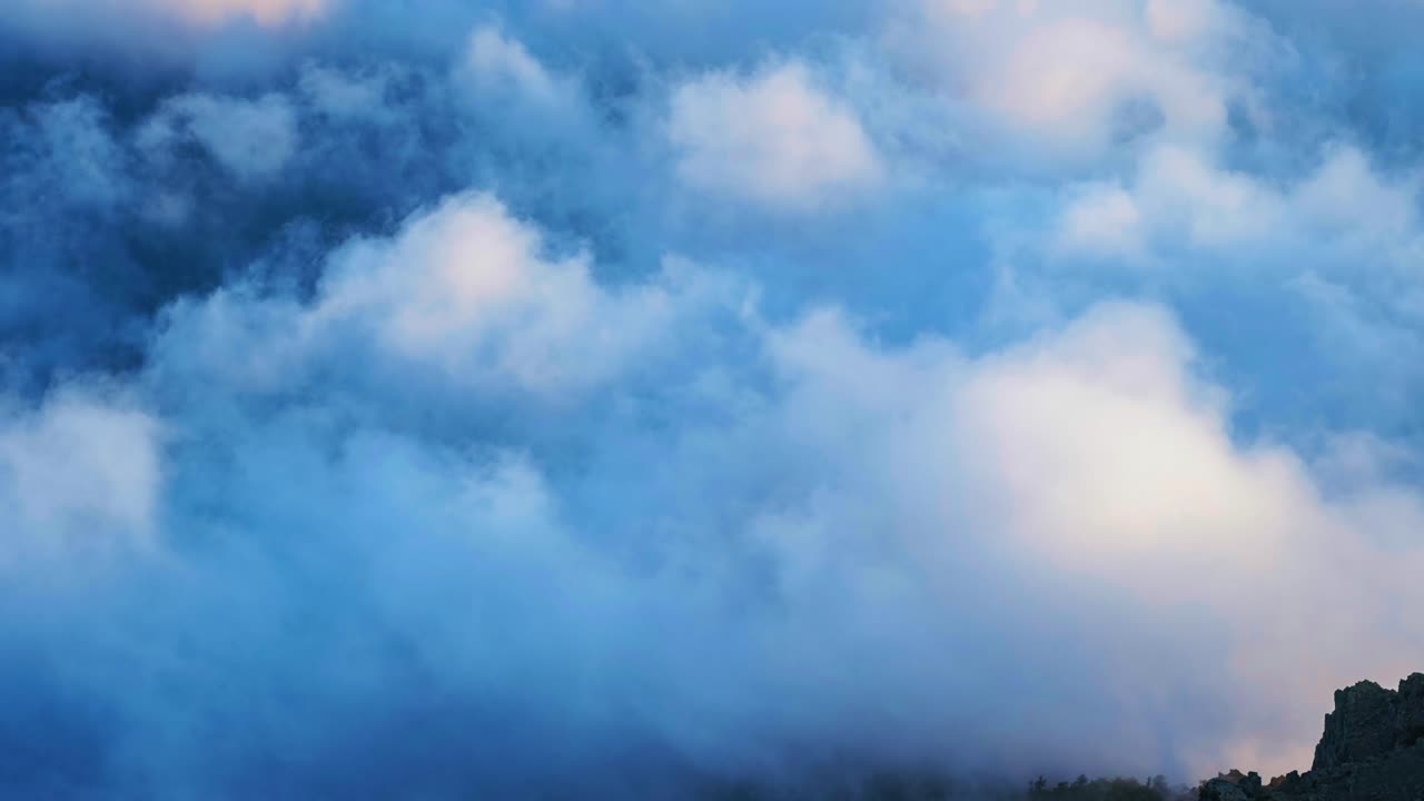산 위에 구름이 형성되고 흩어지는 시간 경과