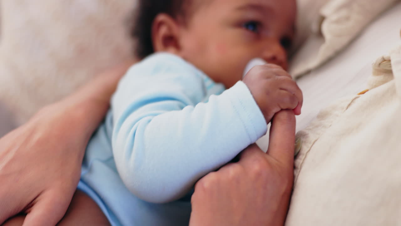 어머니 가 안고 있는 아기