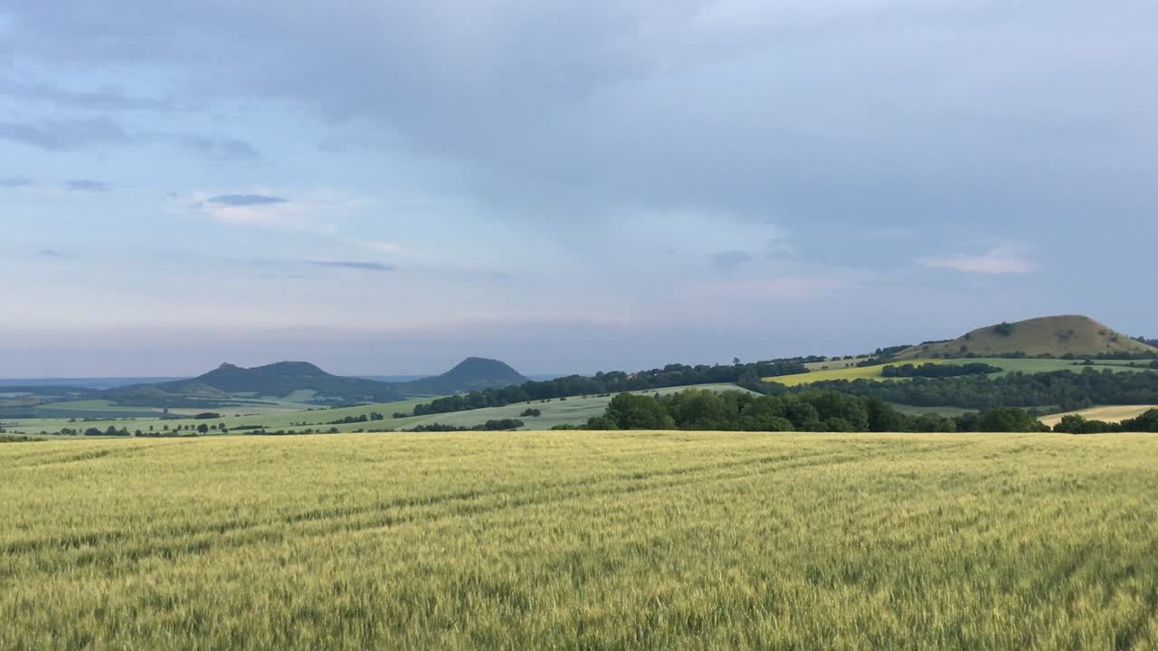 중앙 보헤미아 고원 에서 해가 지는 것