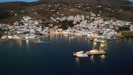 Vista-Aérea-Por-Drones-Del-Pintoresco-Pueblo-De-Batsi-Con-Tabernas-Tradicionales-Y-Playa-De-Aguas-Cristalinas,-Isla-De-Andros,-Cyclades,-Grecia