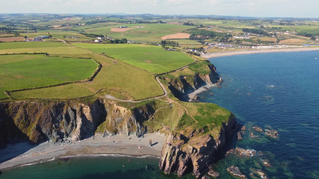 playa bajo los acantilados en irlanda