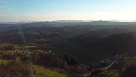 Vista-De-Drones-De-La-Campiña-Francesa-Con-Bosques-Y-Colinas-En-Ardèche-Bajo-La-Puesta-De-Sol