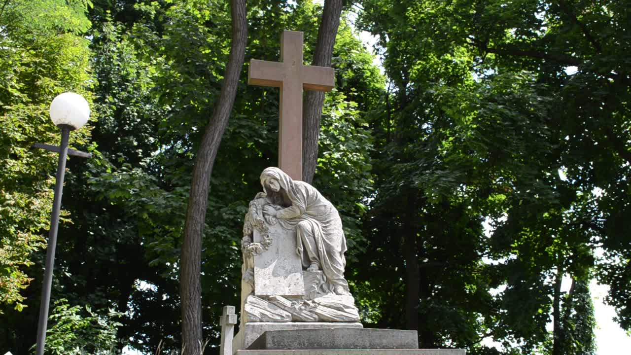Monumento in un cimitero. Leopoli, Ucraina. Il cimitero di Lychakiv, complesso storico e commemorativo (dal 1991) a Leopoli, nel quartiere storico di Lychakiv, uno dei cimiteri più antichi dell'Ucraina.