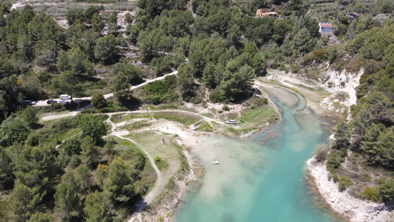 agua turquesa de la piscina natural cerca de beniarda, españa